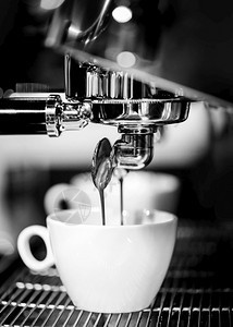 热的冲咖啡机喝着新鲜咖啡的杯子滴酒吧图片