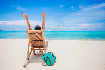 帽子户外年轻美女在沙滩上放松女人躺在沙滩上享受暑假看着大海的夏天假期丰富多彩的图片