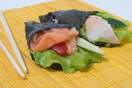 各种样的海鲜寿司和生鱼片隔离螃蟹图片