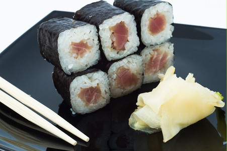 美食盘子各种寿司和生鱼片隔离新鲜图片