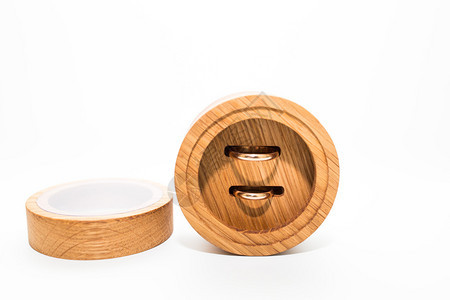 象征拉脱维亚里加市手制木环盒和金戒指2019年5月日旅行照片案子魅力图片