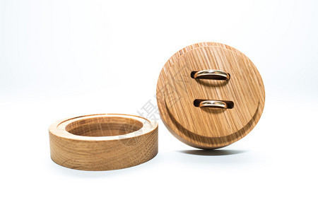 拉脱维亚里加市手制木环盒和金戒指2019年5月日旅行照片婚礼木制的天图片