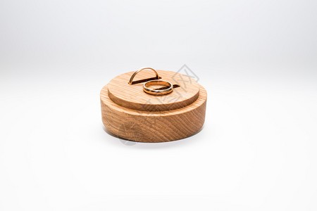 魅力拉脱维亚里加市手制木环盒和金戒指2019年5月日旅行照片婚姻美丽的图片