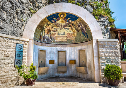 黑山Ostrog修道院入口处的愈合泉奥斯特罗格结石黑山欧罗巴图片