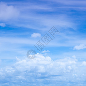 阳光美丽的白色天空和云彩漂浮的层在晴朗天空中蔓延在夏图片