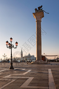 上午在意大利威尼斯的圣马可广场和Winged狮子专栏标记天空历史图片