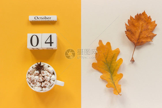 秋季作文木历10月4日一杯可配棉花糖和黄色米背景的秋叶平躺样机概念你好九月早晨杯子第名图片