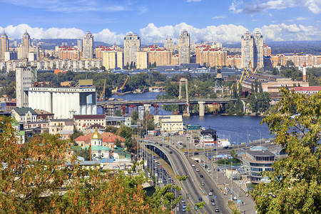 在明亮的秋日第聂伯河有各种桥梁可欣赏基辅市老波迪尔斯基区的景色和奥博隆新房子和Obolon上的新房子著名外部公寓图片