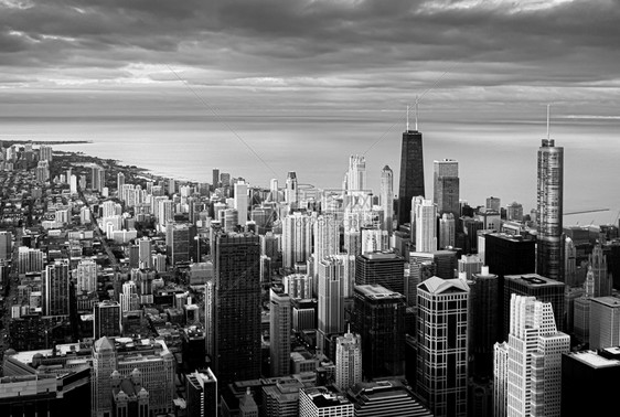 芝加哥日落旅行目的地密歇根湖背景中的黑白全MichelLakeMichigan市中心区海滨图片