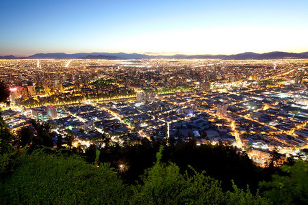 旅游灯光智利圣地亚哥市中心及贝拉维斯塔街区前视线全景SantiagoSantiago灯图片