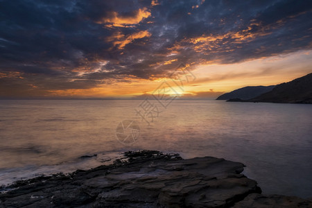 喜捷拉岛后日落以地中海为颜色的自然美位于希腊古岛美丽的夕阳紧靠凯捷拉岛在希腊古岛的自然美景观风优旅游图片