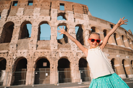 乐趣可爱的情感在罗马Colosseum面前玩乐意大利男孩在欧洲花童年意大利罗马浩劫前度过童年的小姑娘女儿在意大利罗马浩劫前度过童图片