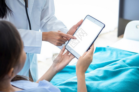 女医生用平板电脑向年轻女患者讲解病情图片