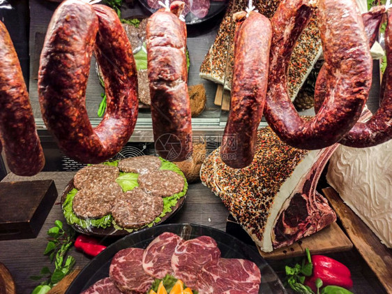 品种架子杂货店餐厅内肉类部各种的肉以有序和创造方式展示在咖啡厅里用食物配制雪les果酱图片