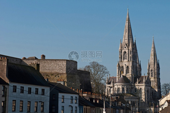 建筑学位于爱尔兰圣芬巴勒斯柯克大教堂蓝天背景的Cork城市风景在左边伊丽莎白堡和右边正面凯尔特人图片