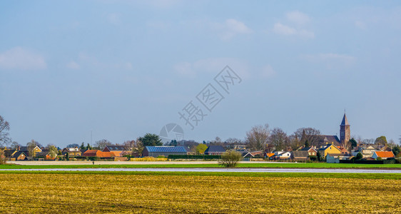 荷兰北布拉班特部的一个小乡村庄Rucphen村的天线从草场看风景乡下人图片