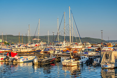 2019年7月3日采取土耳其卡纳莱Canakkale723019在土耳其卡纳莱港的船在土耳其卡纳莱港的阳光明媚夏日清晨船上水图片