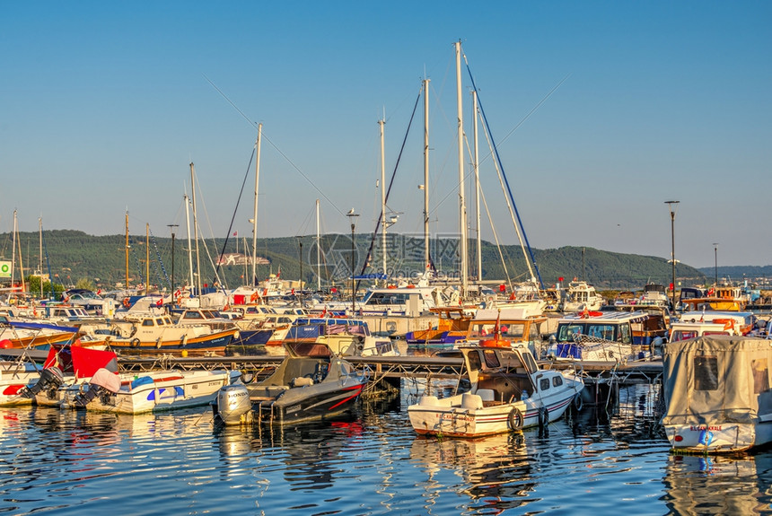 2019年7月3日采取土耳其卡纳莱Canakkale723019在土耳其卡纳莱港的船在土耳其卡纳莱港的阳光明媚夏日清晨船上水图片