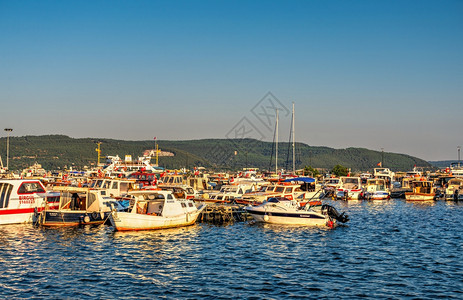 土耳其卡纳莱Canakkale723019在土耳其卡纳莱港的船在土耳其卡纳莱港的阳光明媚夏日清晨船上水2019年7月3日太阳图片