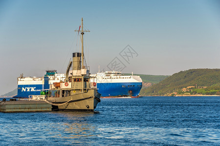 休息土耳其卡纳莱Canakkale723019在土耳其卡纳莱港的船在土耳其卡纳莱港的阳光明媚夏日清晨船上采取堤图片