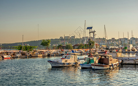 特洛亚海土耳其卡纳莱Canakkale723019在土耳其卡纳莱港的船在土耳其卡纳莱港的阳光明媚夏日清晨船上古老的图片