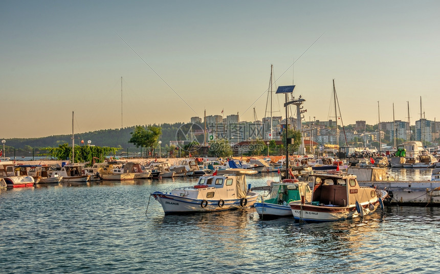 特洛亚海土耳其卡纳莱Canakkale723019在土耳其卡纳莱港的船在土耳其卡纳莱港的阳光明媚夏日清晨船上古老的图片