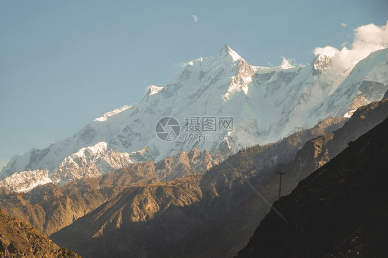 阴影在巴基斯坦NagarGilgitBaltistan的Karakoraram山脉中紧近地看到雪盖着拉卡波希山风景纳加尔图片