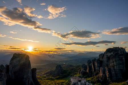 农村希腊在卡兰巴附近的梅托拉岩石修道院和美特罗拉山谷的日光照月暮和太阳星落下夏季日吸引力欧洲图片