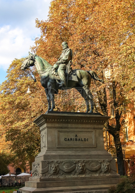 旅游季节意大利博洛尼亚GiuseppeGaribaldi的马术雕像街道图片