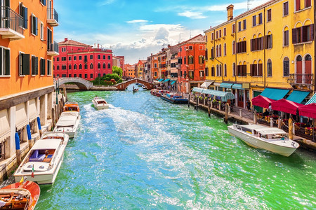 意大利威尼斯的运河桥梁和五颜六色的房子意大利威尼斯的运河桥梁和五颜六色的房子建筑学著名的运输图片