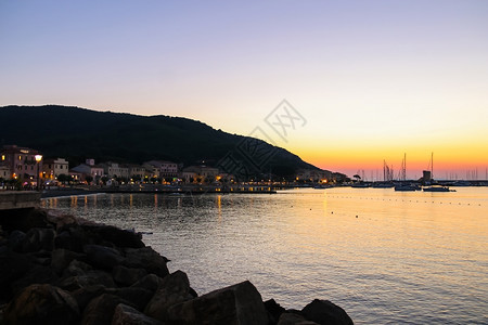 水日落时停在意大利埃尔巴岛Marciana小港口的船舶旅行海岸图片