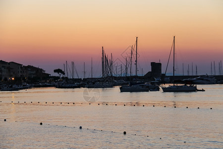 假期旅游海浪日落时停在意大利埃尔巴岛Marciana小港口的船舶图片