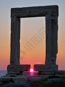 旅游的著名Portara的日落希腊CycladesNaxos岛Delian阿波罗古神庙废墟框架图片