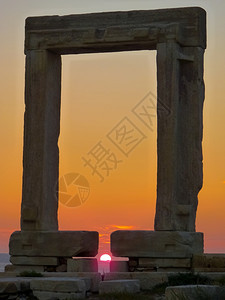 最佳结石框架Portara的日落希腊CycladesNaxos岛Delian阿波罗古神庙废墟图片