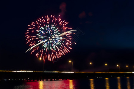 炸大鱿鱼第四红蓝白7月4日庆祝仪式在红蓝大桥上爆发烟火炸橙倒数设计图片