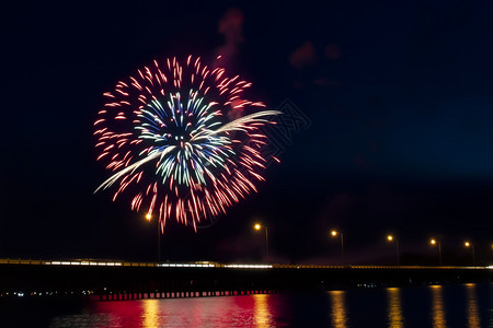 第四红蓝白7月4日庆祝仪式在红蓝大桥上爆发烟火炸橙倒数图片