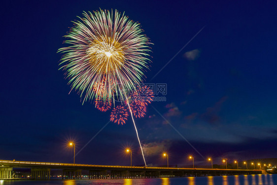 倒数焰火红蓝白7月4日庆祝仪式在红蓝大桥上爆发烟火炸夜晚图片