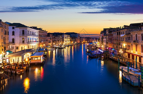 橙贡多拉早晨意大利威尼斯里亚托桥日出时的大运河意利威尼斯里亚托桥日出时的大运河图片