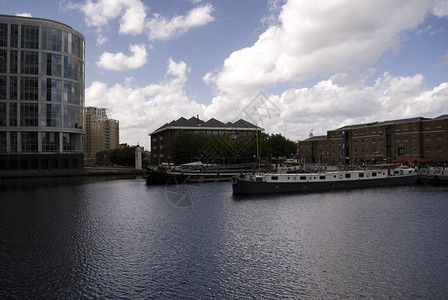 办公室伦敦人金融区著名的摩天大厦CanaryWharf建造明亮的图片