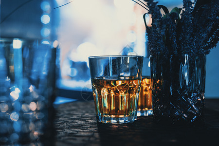 威士忌酒金的子古老酒精饮料威士忌用黑色背景的旧式眼镜印制图片