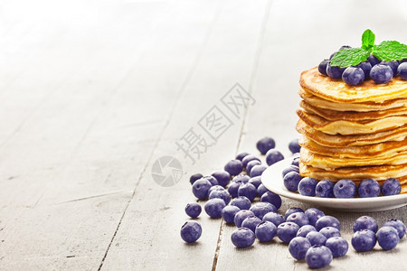 一顿饭照片美味的煎饼和木桌上蓝莓胖木制图片