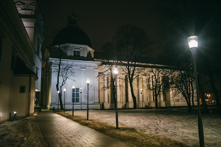 速连科中央钟传统的欧洲建筑在黑暗时期配有街道灯笼图片