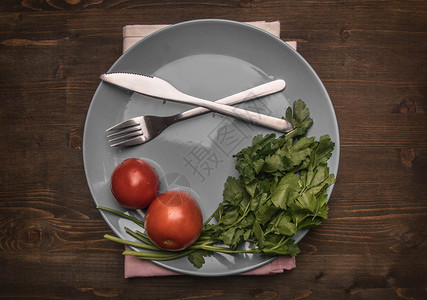 素食主义者厨房白板上的简单食物西红柿鹦鹉和薄面粉放在灰色盘子上以木制背景排成一列顶视角通心粉图片