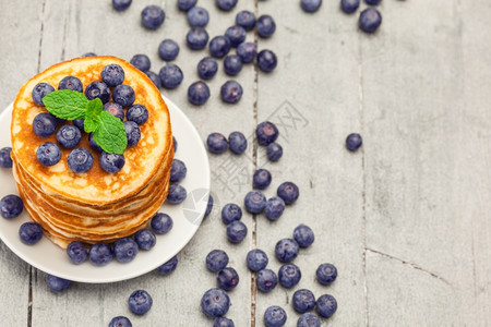 照片美味的煎饼和木桌上蓝莓圆形绉传统图片