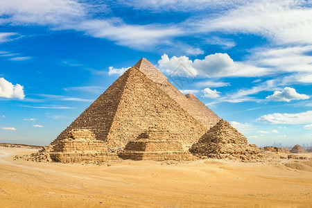 过去的旅游观视金字塔的一连串大埃及金字塔热图片