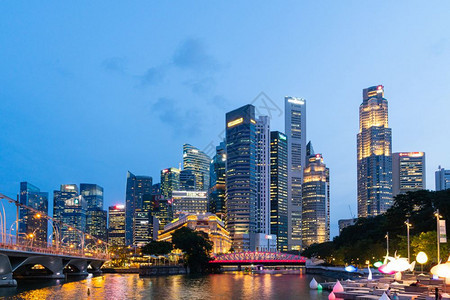 旅行游客新加坡城市夜风景和间公车楼的天梯和际线亚洲图片