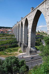 旅游的水库纪念碑在葡萄牙18世纪建起的里斯本市历史大水沟中图片