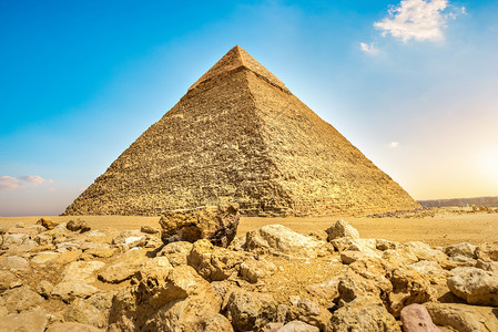 纪念碑日出落时在Giza沙漠埃及日落和金字塔看到KhafrePyramid非洲人图片