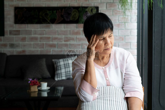 痛苦患有头压力偏健康问题概念的老年妇女士男人图片