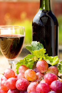 黑葡萄酒杯配有新收获的葡萄复古红酒杯营养图片
